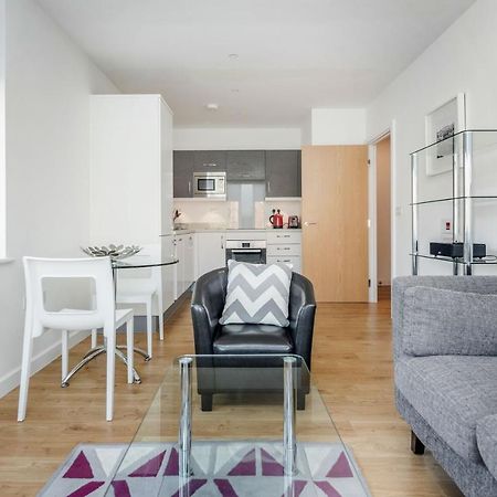 Roomspace Serviced Apartments - Swan House Leatherhead Zewnętrze zdjęcie