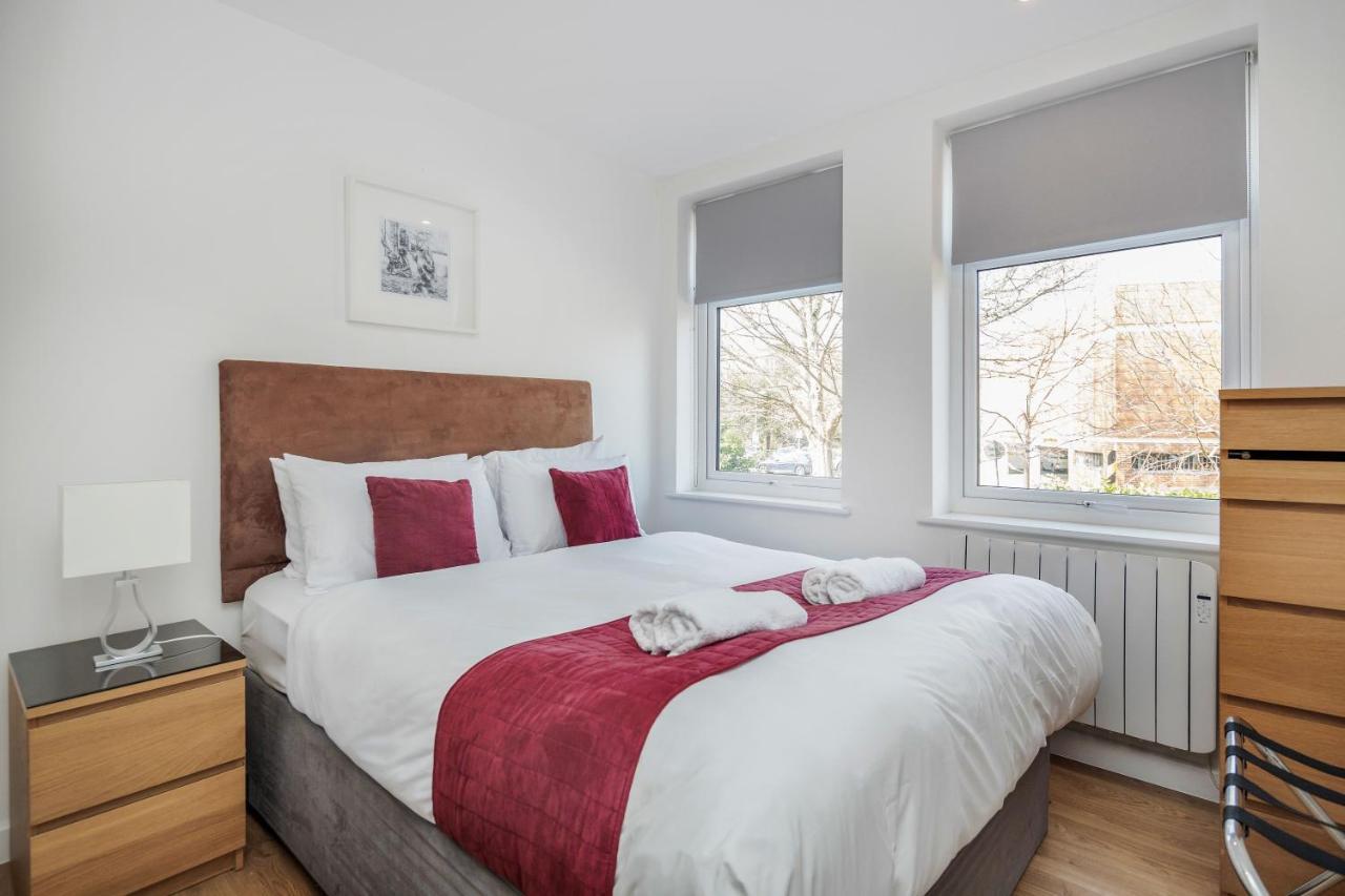 Roomspace Serviced Apartments - Swan House Leatherhead Zewnętrze zdjęcie