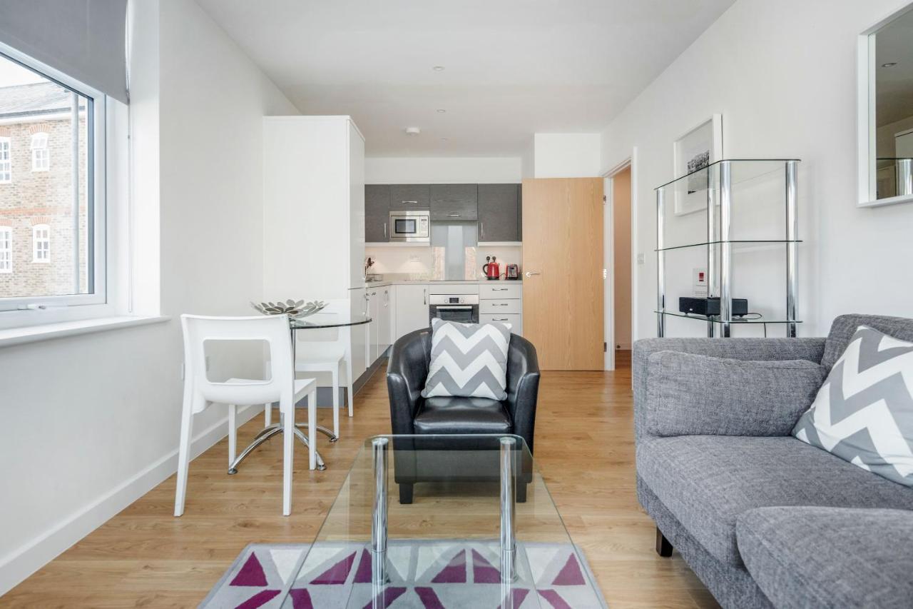 Roomspace Serviced Apartments - Swan House Leatherhead Zewnętrze zdjęcie